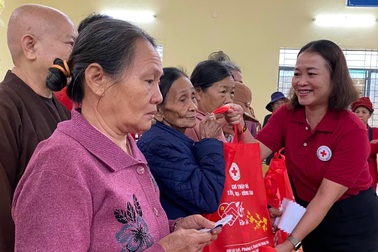 Vận động 20 nghìn suất quà tặng người nghèo đón Tết