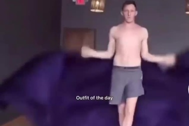 Chàng trai biến hóa rèm cửa thành những bộ cánh cực "sang chảnh"