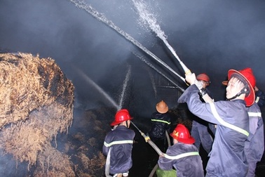 Lửa thiêu rụi kho chỉ xơ dừa