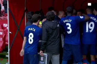 Cầu thủ MU và Middlesbrough ẩu đả trong đường hầm