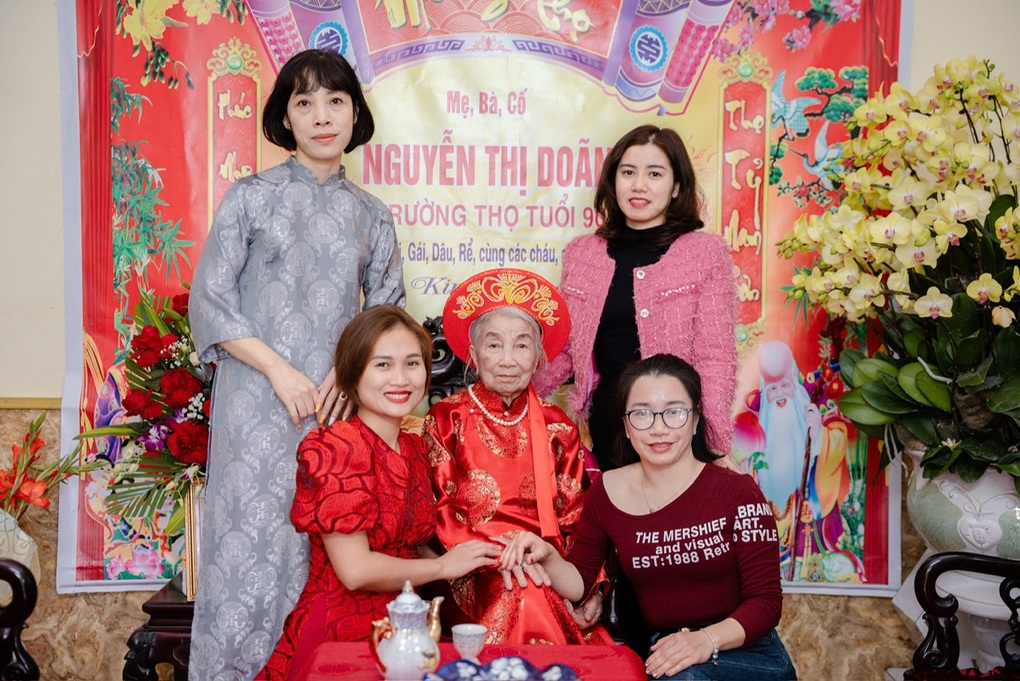 Cụ bà có 10 người con, 23 cháu, 26 chắt, mỗi lần sum vầy làm 10 mâm cơm - 3 Cụ bà có 10 người con, 23 cháu, 26 chắt, mỗi lần sum vầy làm 10 mâm cơm - 3