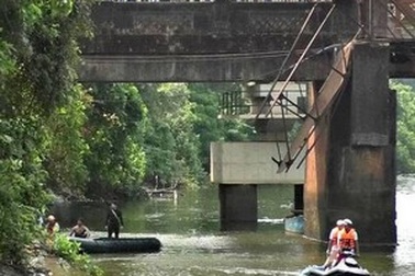 Tập trung xem người khác tự tử làm sập cầu khiến 2 người chết