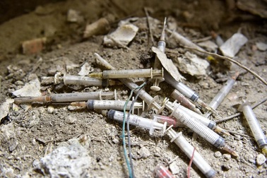 Hà Nội: Biệt thự chục tỷ vương vãi đầy xi lanh ma tuý