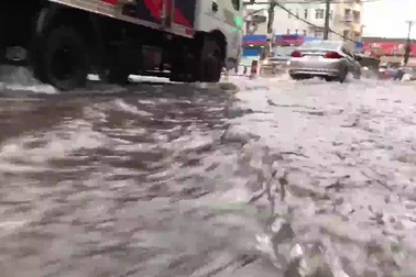 Trường thi tốc mái, cây ngã, đường ngập…sau cơn mưa giông kinh hoàng