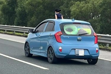 Thản nhiên cho trẻ nhỏ thò đầu qua cửa sổ trời: Đừng để đến khi quá muộn