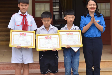 Khen thưởng nhiều học sinh nhặt được của rơi trả lại người đánh mất