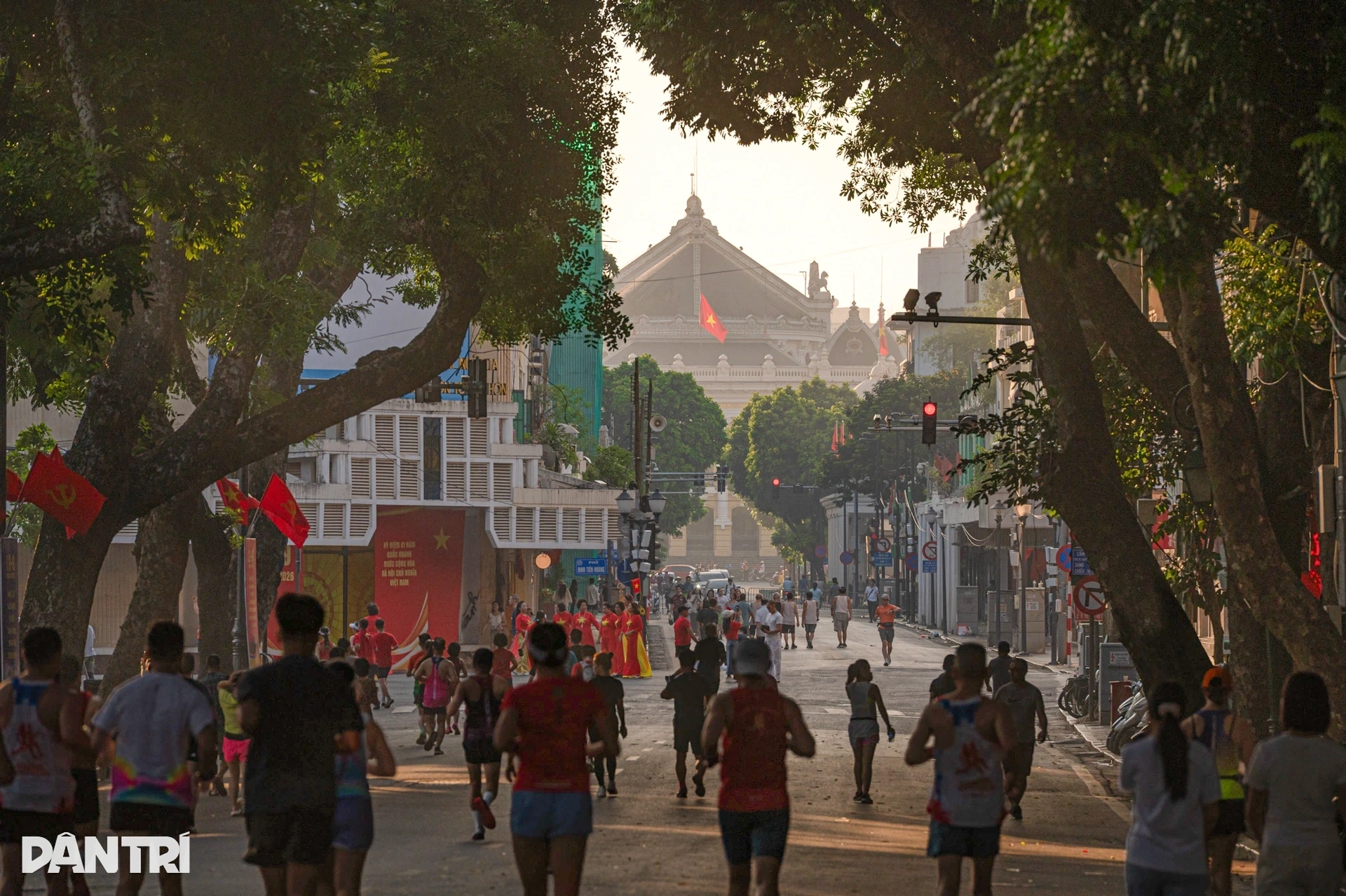 Phố phường Hà Nội yên bình sáng 2/9 - 13