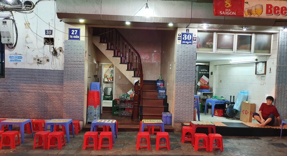 Phố bia Tạ Hiện lên báo quốc tế cũng vắng vẻ lạ thường - 6 Phố bia Tạ Hiện lên báo quốc tế cũng vắng vẻ lạ thường - 6