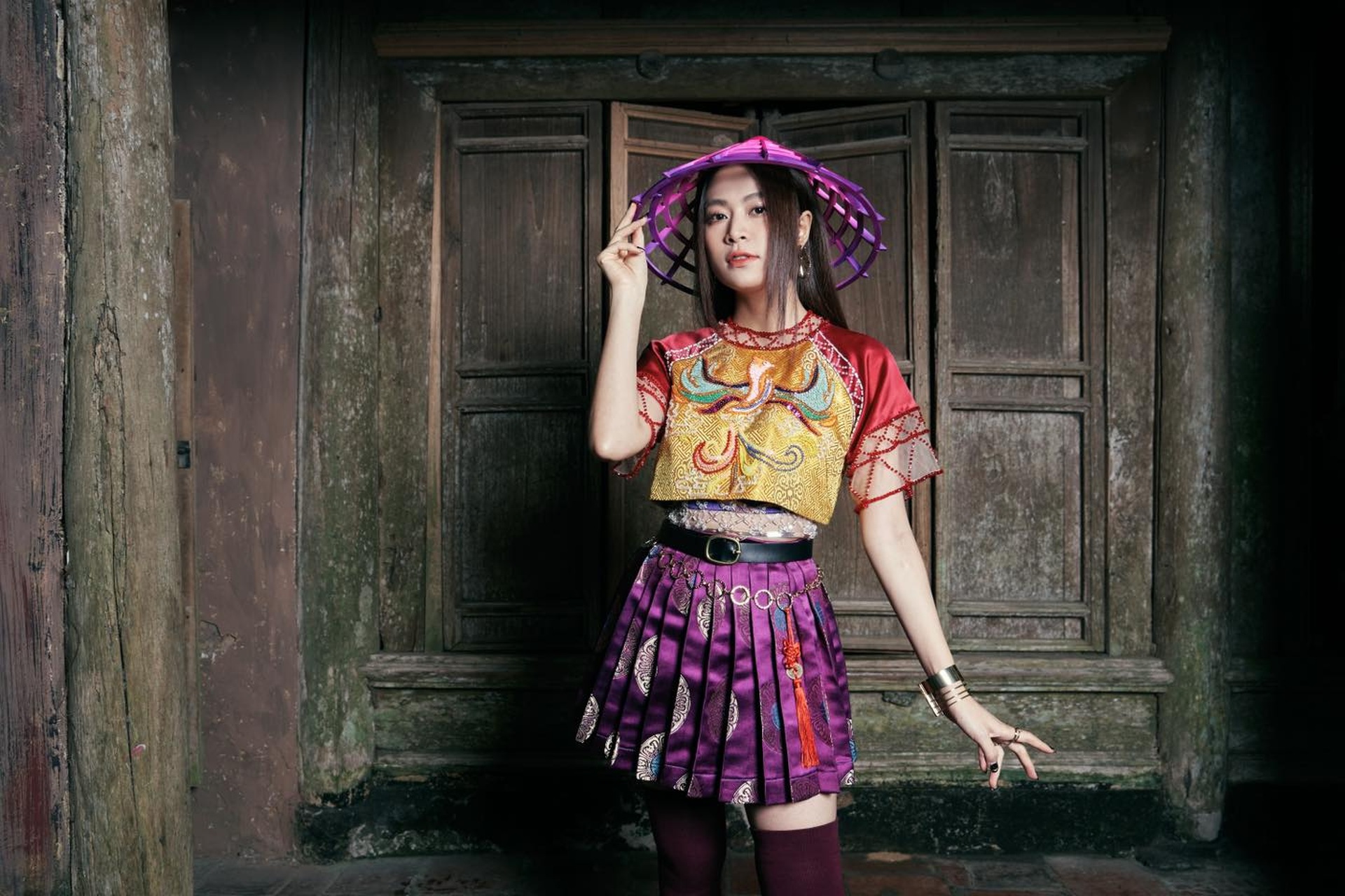 Hoàng Thùy Linh say mê phong cách thời trang dân gian đương đại - 9 Hoàng Thùy Linh say mê phong cách thời trang dân gian đương đại - 9
