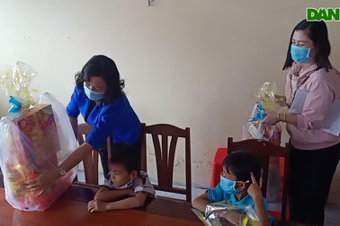 Sở LĐ-TB&XH Bạc Liêu trao quà Tết quân dân 2021