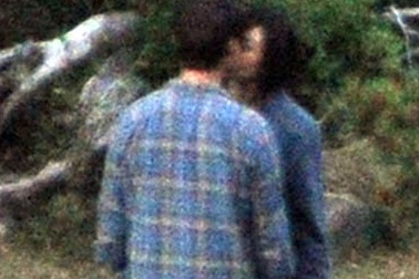 Tom Cruise bị bắt gặp hôn say đắm bạn diễn