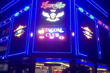 Mang súng quân dụng đi hát karaoke