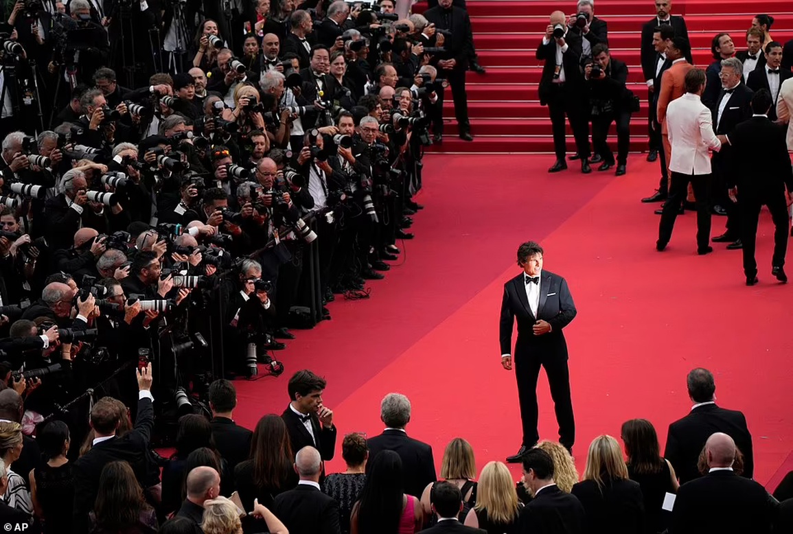 Nữ MC mặc váy hở bạo dự công chiếu phim của Tom Cruise tại Cannes - 3 Nữ MC mặc váy hở bạo dự công chiếu phim của Tom Cruise tại Cannes - 3
