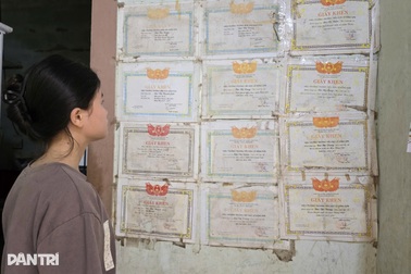 Bố mẹ nghèo khóc đỏ mắt khi 2 con gái sinh đôi cùng đậu đại học