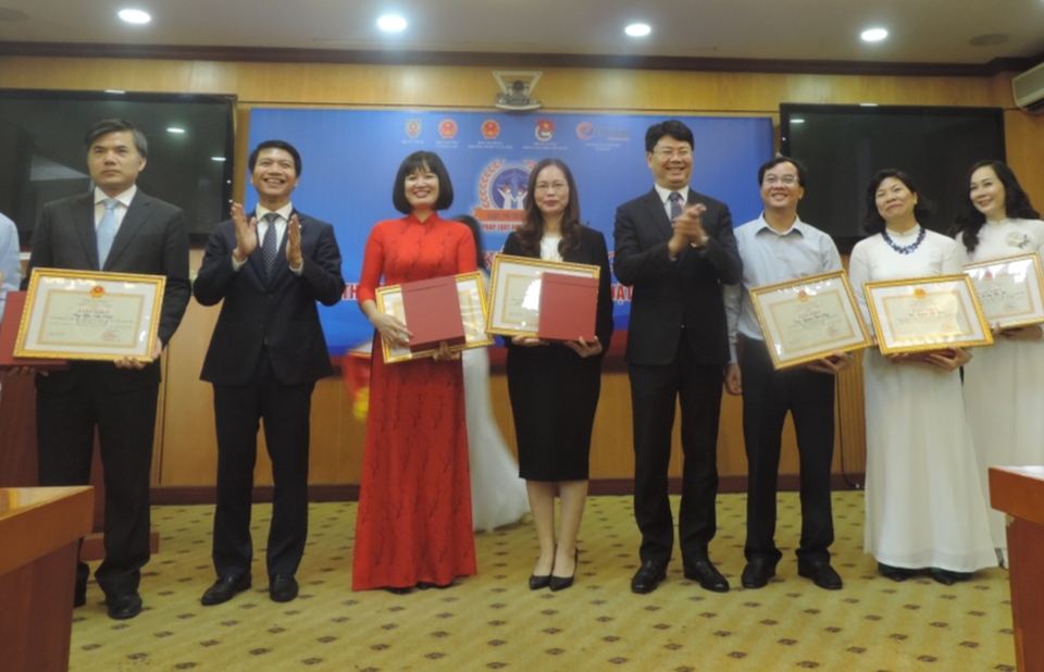 Nữ sinh Cao đẳng Y tế Huế giành giải Nhất cuộc thi Pháp luật học đường - 3 Nữ sinh Cao đẳng Y tế Huế giành giải Nhất cuộc thi Pháp luật học đường - 3