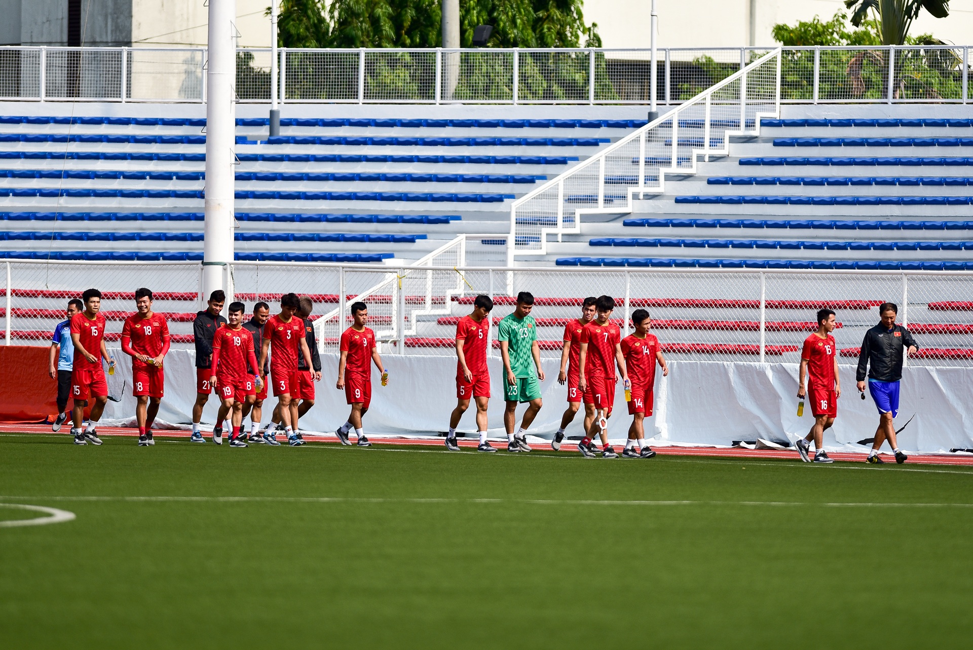 Quang Hải vẫn ra sân tập, HLV Park Hang Seo dặn dò riêng Thanh Thịnh - 1