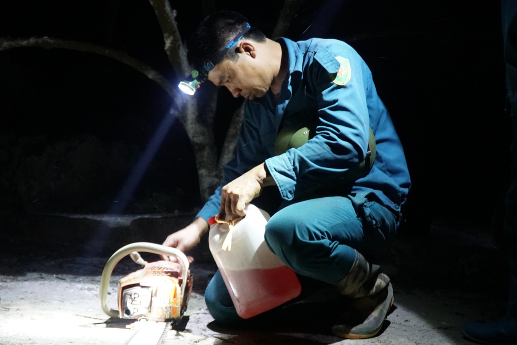 Hà Nam huy động gần 400 người xuyên đêm chữa cháy rừng - 2 Hà Nam huy động gần 400 người xuyên đêm chữa cháy rừng - 2