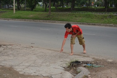 Phát hiện người đàn ông gục trên đại lộ sau tiếng cãi vã