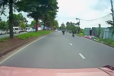 Ô tô leo qua dải phân cách cứng để tránh đoạn đường bị ùn tắc