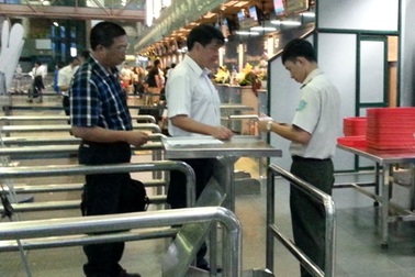 Bị kiểm tra an ninh, hành khách đập đầu, rạch tay "ăn vạ"