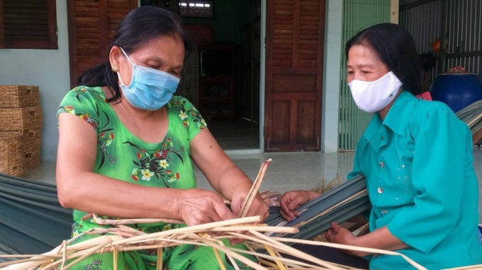 Nghề làm hàng thủ công từ cọng lục bình phơi khô, giúp tạo sinh kế cho người dân vùng nông thôn ở Sóc Trăng.

