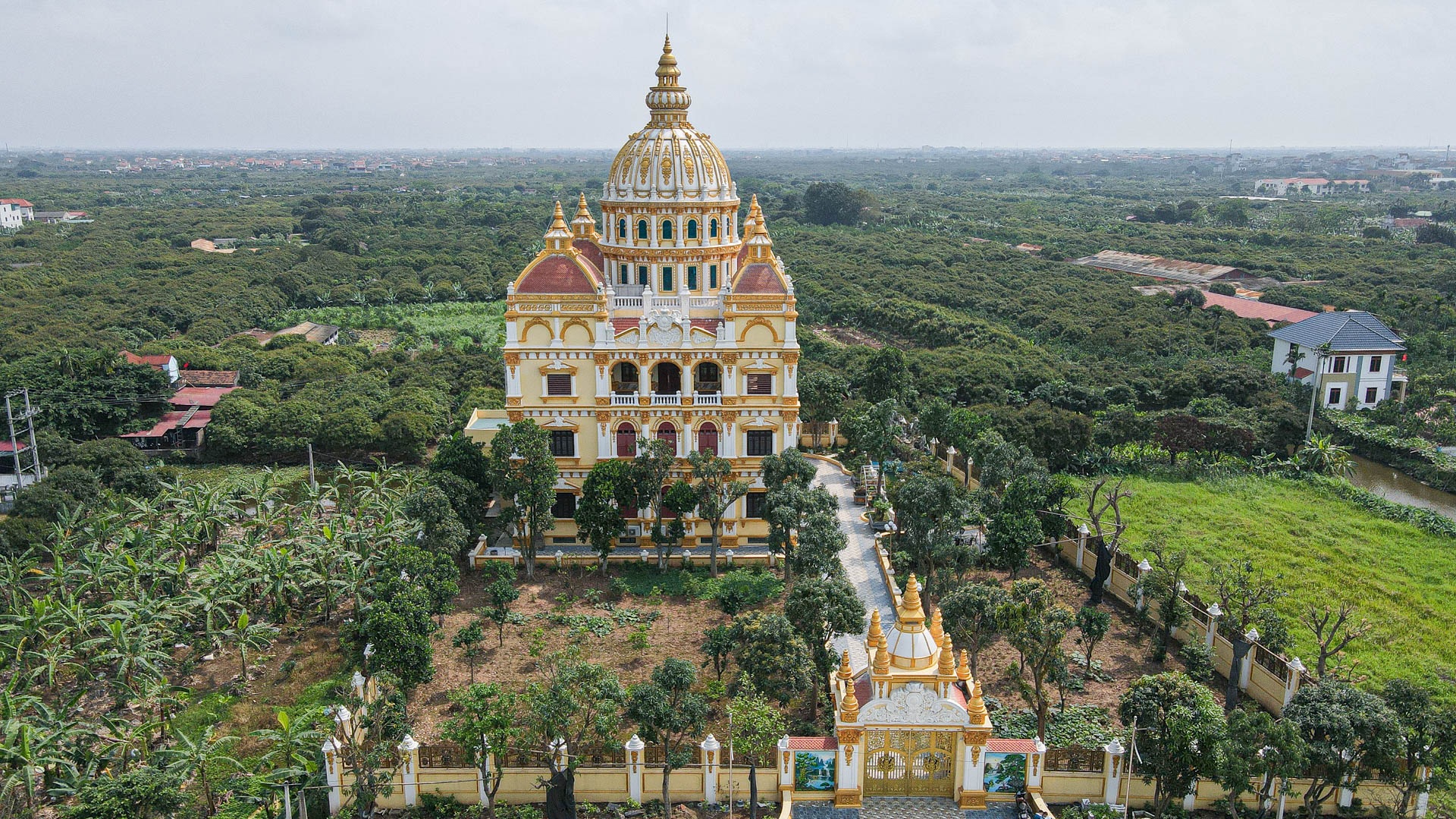 Lâu đài dát vàng, bên trong toàn nội thất đắt đỏ của đại gia ở Hưng Yên - 2