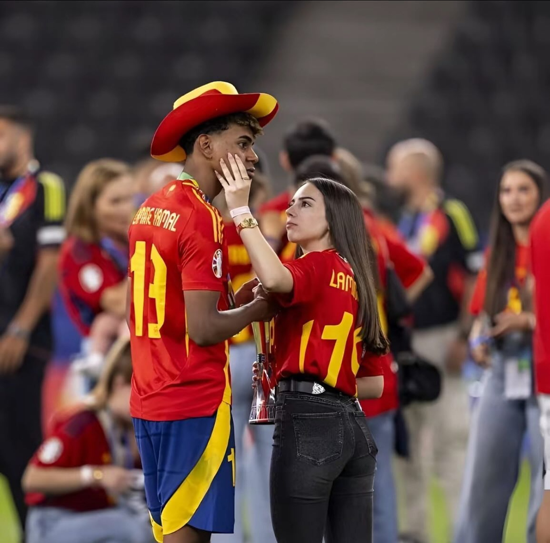 4 bóng hồng rơi vào vòng xoáy tình ái ồn ào của thần đồng bóng đá Yamal - 15