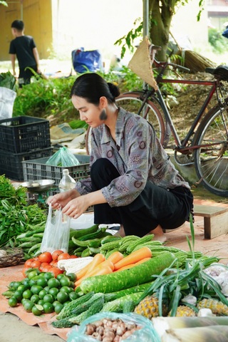 Gallery - Huyền Lizzie: Trên phim lam lũ khó nhận ra, ngoài đời sang chảnh gợi cảm | Báo Dân trí - image 9