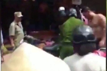 Công an quật ngã người bán hàng rong