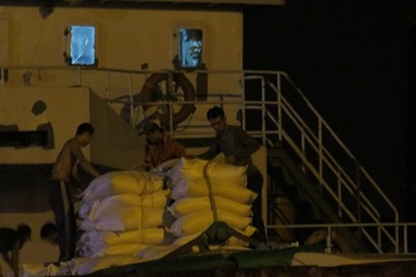 Những núi hàng di động không thôi rời cảng 