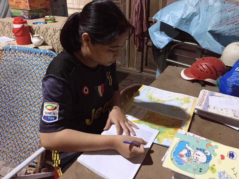 Nữ sinh mồ côi mẹ trước nguy cơ dừng bước ở ngưỡng cửa đại học - 2 Nữ sinh mồ côi mẹ trước nguy cơ dừng bước ở ngưỡng cửa đại học - 2