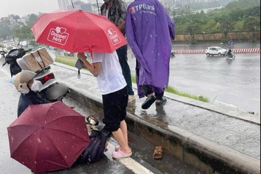 Hà Nội: Đang đi đường, người phụ nữ nghi bị sét đánh trúng nằm bất động