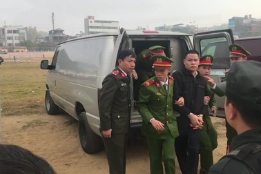 Hình ảnh các bị cáo trong vụ án sát hại nữ sinh đi giao gà tới phiên xử sáng nay ở Điện Biên