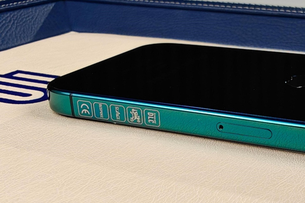 Ngắm iPhone 16 Pro Max bản giới hạn màu xanh ngọc lục bảo - 4 Ngắm iPhone 16 Pro Max bản giới hạn màu xanh ngọc lục bảo - 4