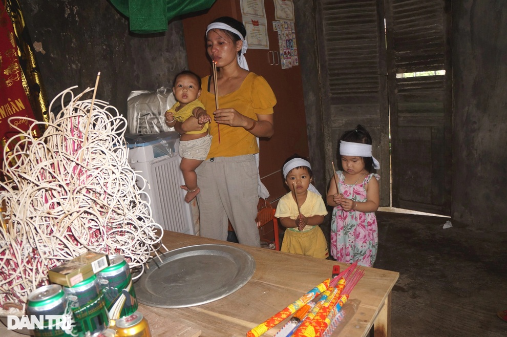 Xót thương 4 đứa trẻ đầu chít khăn tang gọi tên cha trong vô vọng! - 3 Xót thương 4 đứa trẻ đầu chít khăn tang gọi tên cha trong vô vọng! - 3