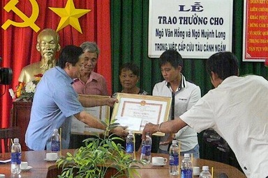 Khen thưởng 2 cha con cứu hơn 50 người trong vụ cháy tàu cánh ngầm