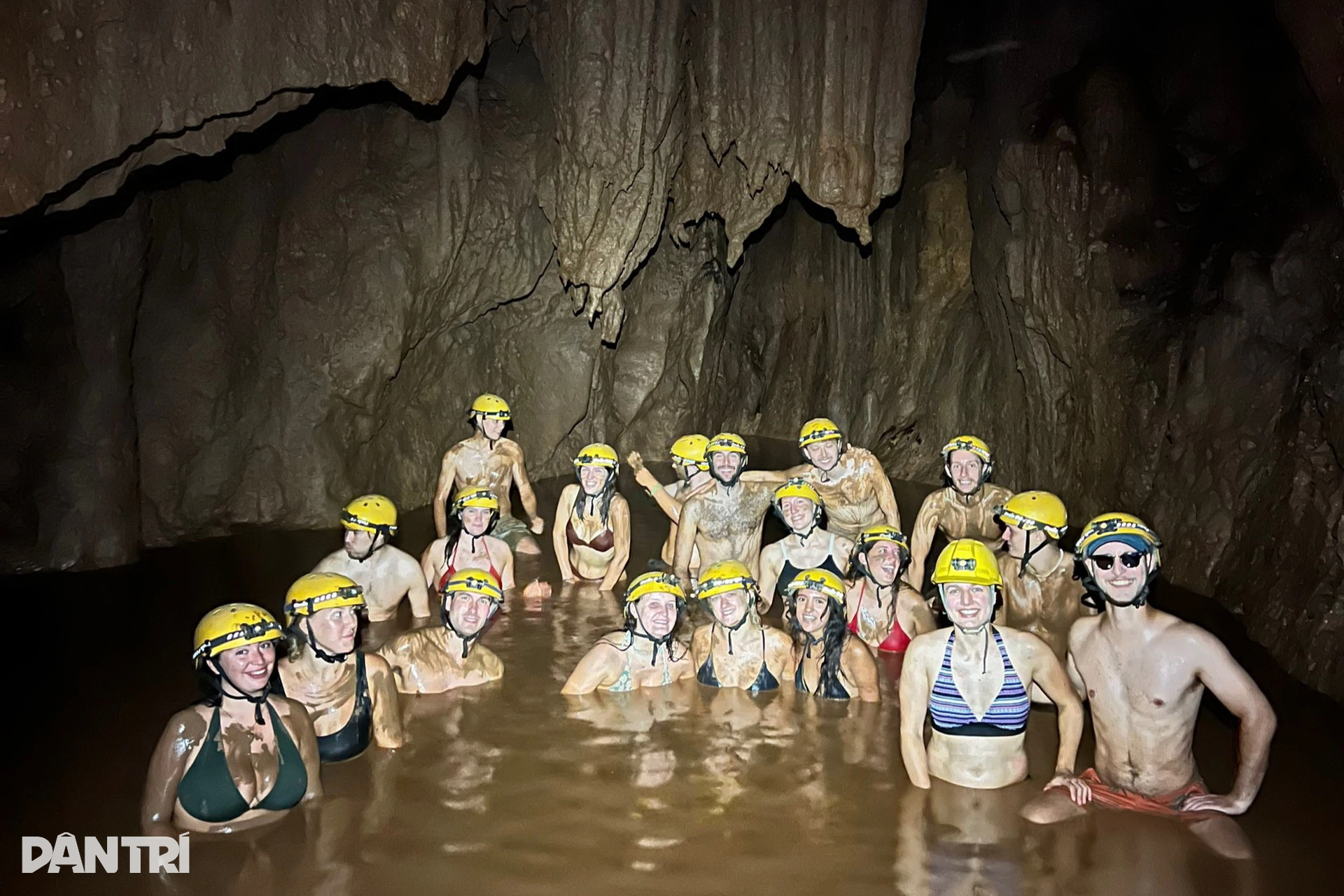 Du khách đổ xô về Phong Nha, ngâm mình trong dòng suối mát lạnh - 5