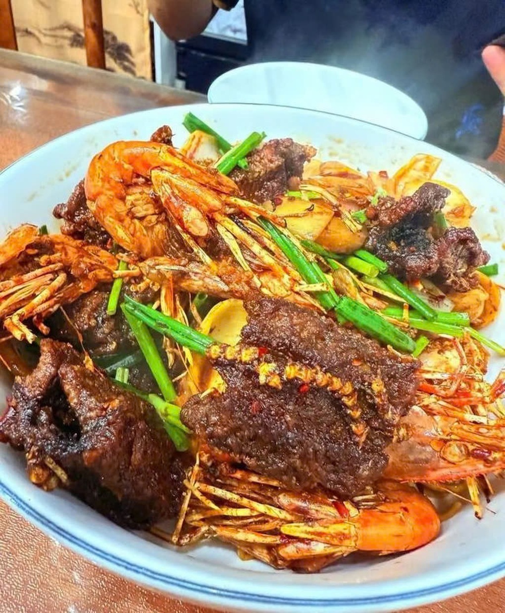 គុយទាវមួយចានតម្លៃជាង៨លានដុង បង្កជម្លោះ ម្ចាស់ហាងថា១០នាក់ហូប - ១ Bát mì hơn 8 triệu đồng gây tranh cãi, chủ quán nói đã có 10 người ăn - 1