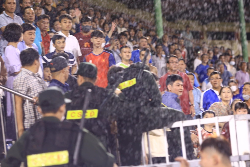VPF lên tiếng, sân Quy Nhơn có thể bị phạt - 1 VPF lên tiếng, sân Quy Nhơn có thể bị phạt - 1