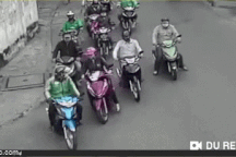 Người phụ nữ bị nhóm trộm bao vây, dàn cảnh móc túi giữa ban ngày