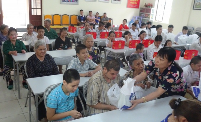 Ban Tổ chức chương trình “Vầng trăng cổ tích lần thứ 11” của Tạp chí Gia đình và Trẻ em tặng quà cho trẻ em có Hoàn cảnh đặc biệt tại Cơ sở Bảo trợ xã hội tổng hợp tỉnh Lạng Sơn ngày 11/9/2019.