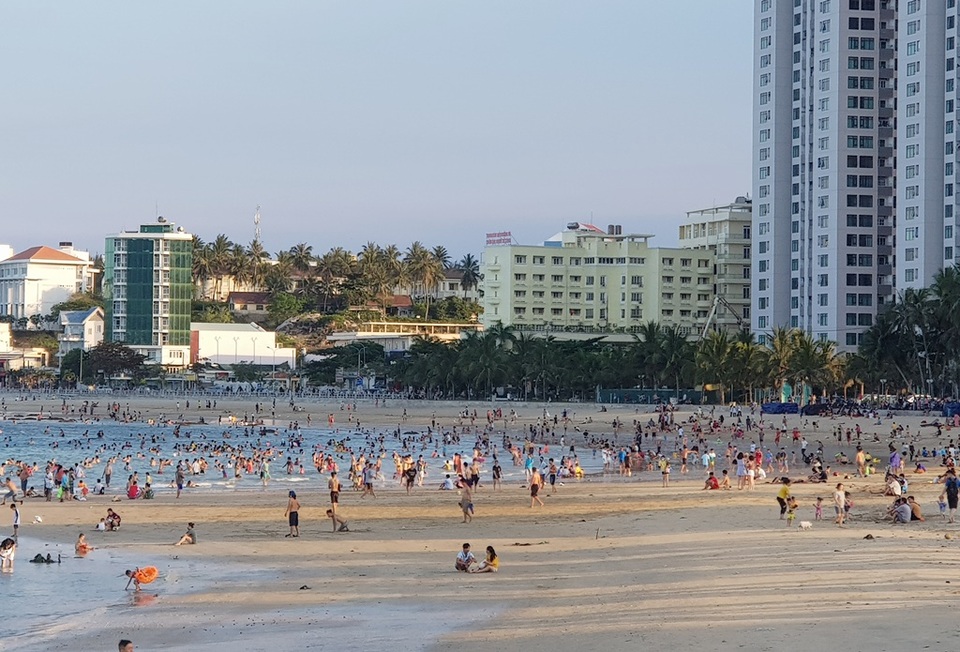 Bãi biển Nha Trang nhộn nhịp mùa nước cạn, phát lộ nhiều bãi đá - 1 Bãi biển Nha Trang nhộn nhịp mùa nước cạn, phát lộ nhiều bãi đá - 1