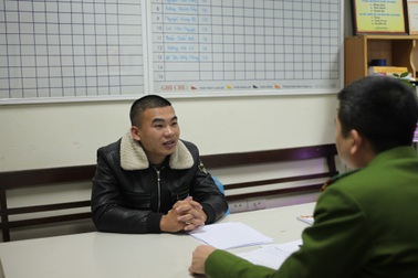 Bắt quả tang đối tượng trong đường dây làm giả giấy tờ, bằng cấp