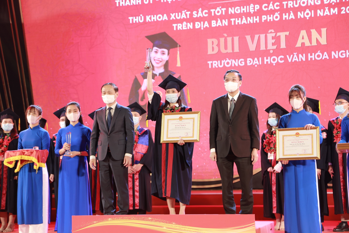 Nữ thủ khoa được tặng danh hiệu Nghệ sĩ ưu tú từ năm thứ 3 đại học - 4 Nữ thủ khoa được tặng danh hiệu Nghệ sĩ ưu tú từ năm thứ 3 đại học - 4