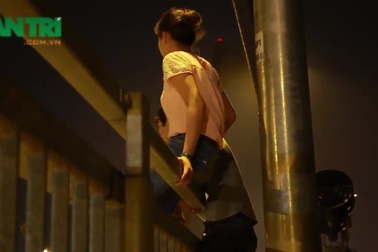 Lạnh người cảnh đu lan can hóng mát trên cầu Nhật Tân