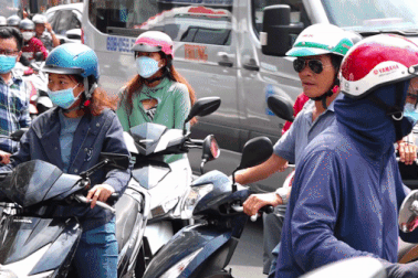 Người dân TPHCM đội nắng chờ chuẩn hóa thông tin thuê bao ngày cuối