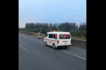 Hành động đẹp và đầy nhân văn của tài xế xe cứu thương trên cao tốc