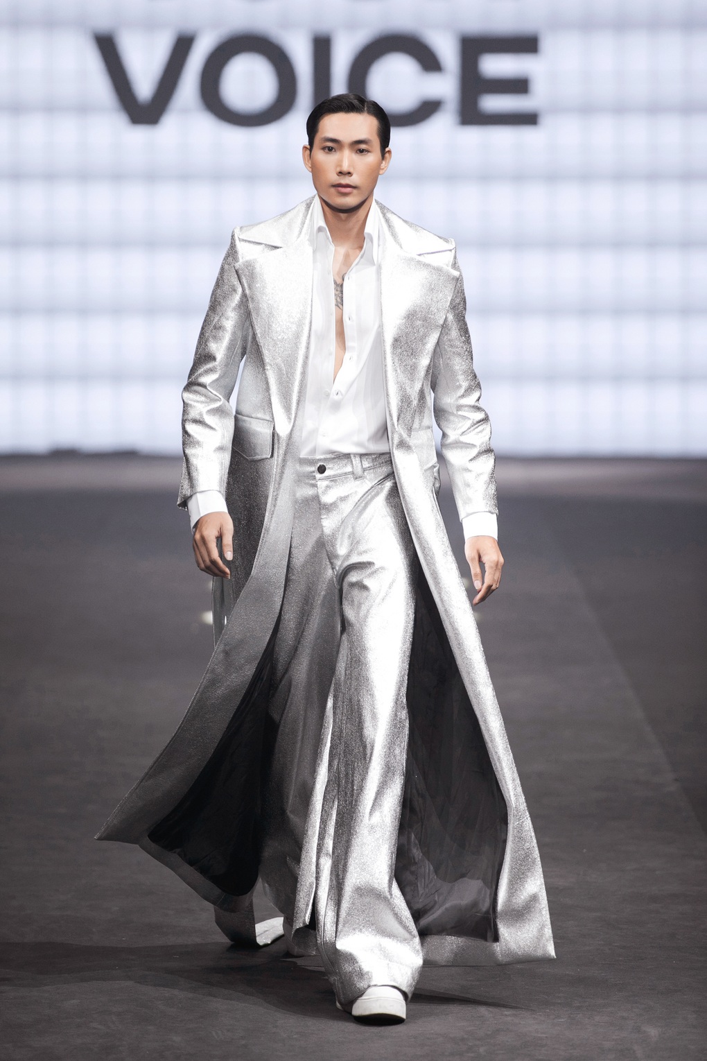 Hoa hậu Ngọc Châu khoe chân dài thẳng tắp, catwalk ấn tượng - 4 Hoa hậu Ngọc Châu khoe chân dài thẳng tắp, catwalk ấn tượng - 4