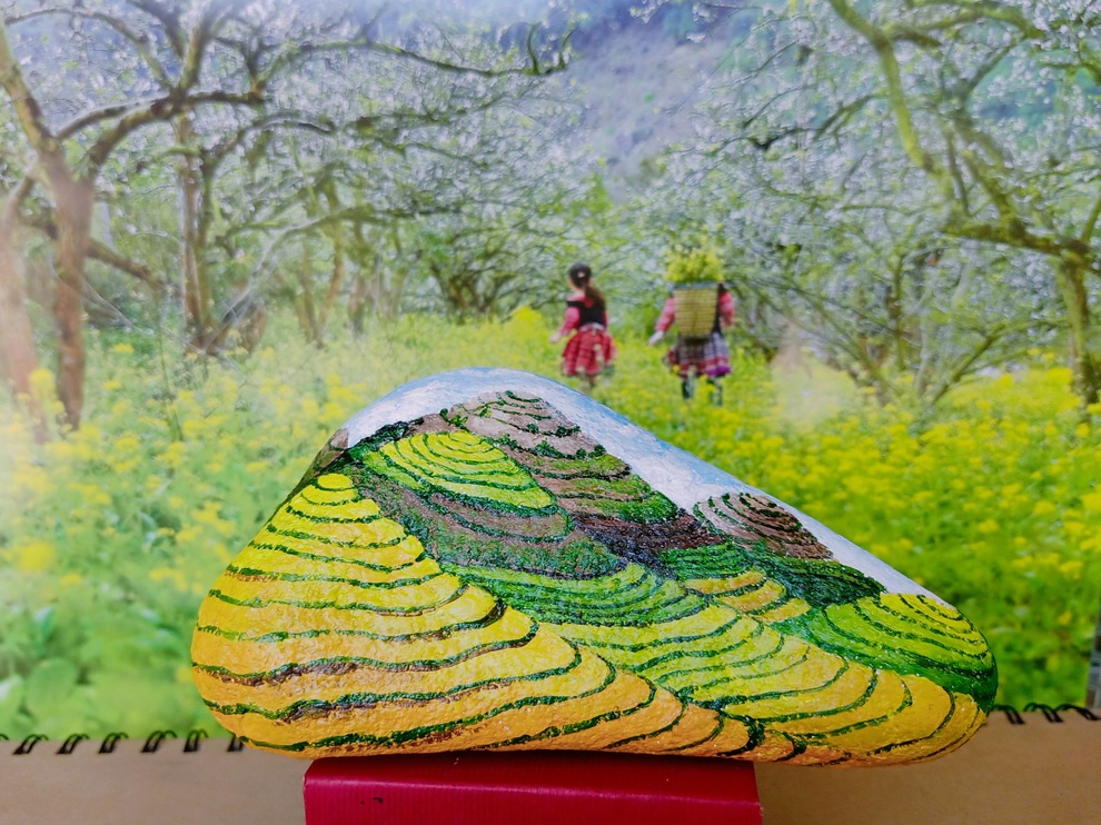 Thầy giáo hô biến đá cuội và chai sành thành những bức tranh tuyệt đẹp - 11 Thầy giáo hô biến đá cuội và chai sành thành những bức tranh tuyệt đẹp - 11