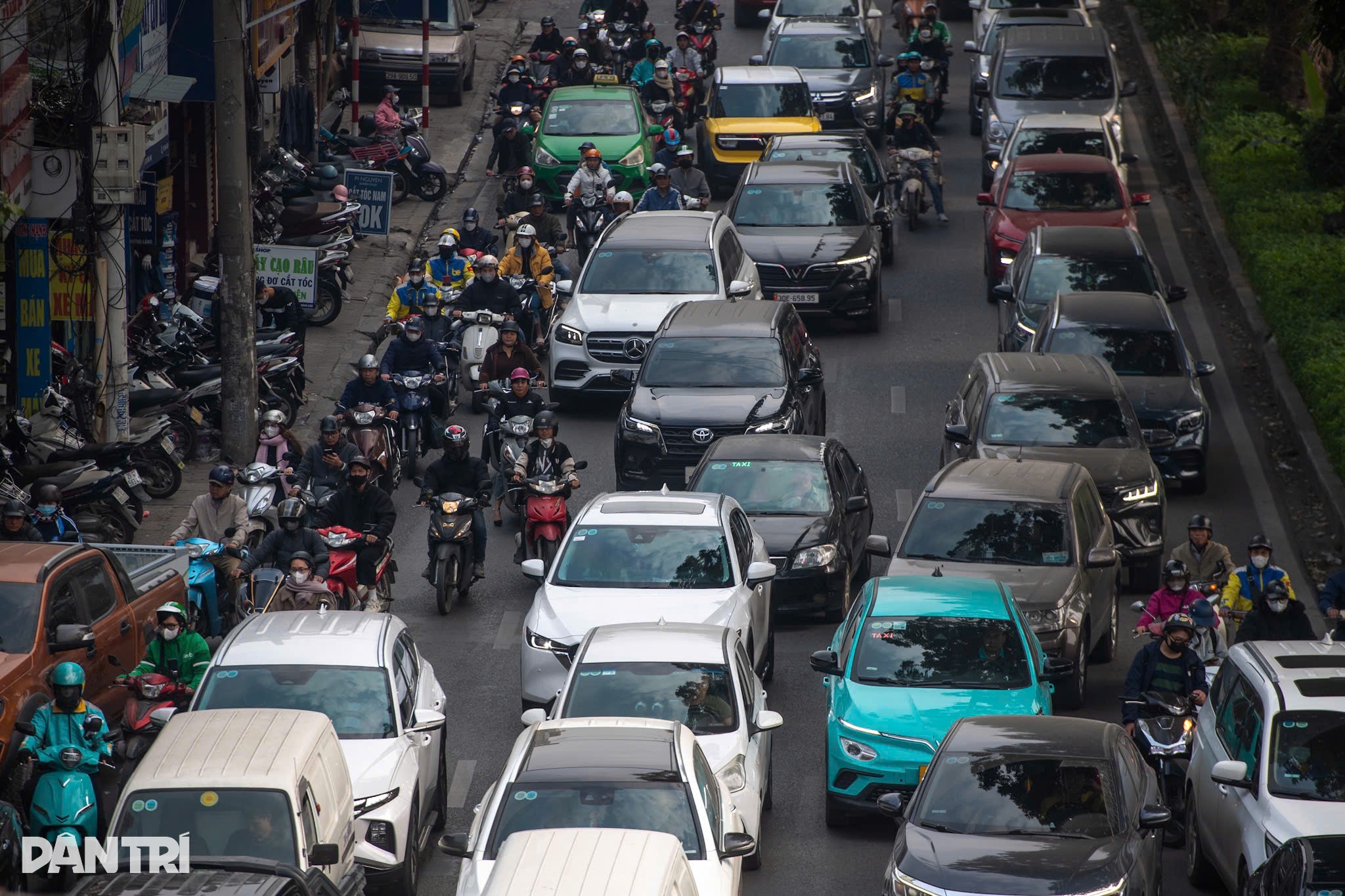 View - Ngoài giờ cao điểm: Hà Nội ùn tắc giữa trưa, xe cộ chen nhau tìm lối đi | Báo Dân trí